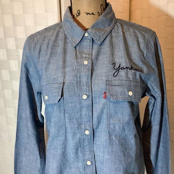 Nwt Levi's blue NY Yankees embroidered MLB blouse size medium - Picture 3 of 10